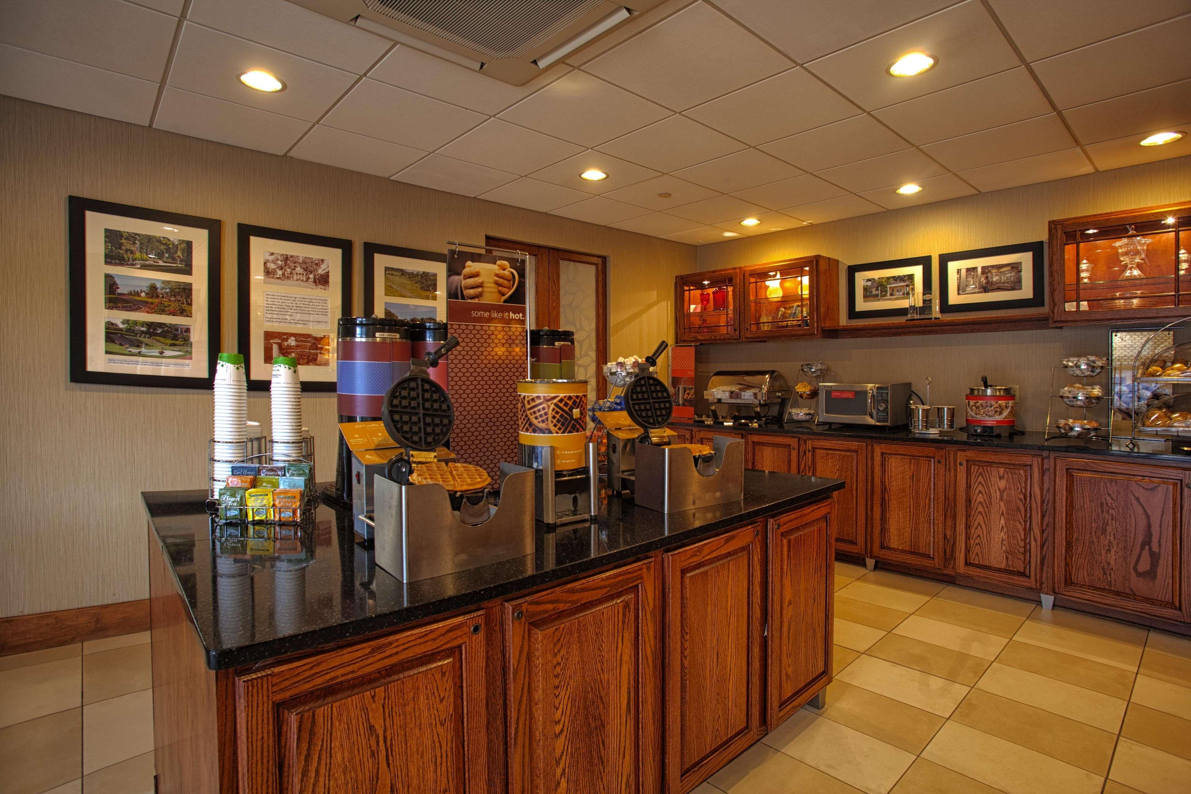 Hampton Inn Wheeling Buitenkant foto